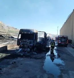 Incendio distrugge due autocarri nel Cds di Sommatino del gruppo Romano