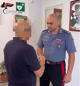 Rapina ed estorsione a un conoscente: 31enne ai domiciliari con il braccialetto elettronico
