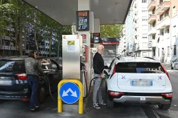 Guerra dei prezzi sui carburanti: le pompe bianche denunciano il caos. E scatta la protesta dei pescatori