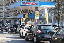 Benzina e diesel, Tamoil taglia i prezzi fino al 31 ottobre: quanto si risparmia davvero? 