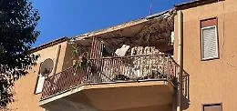 Paura a Sciacca: cede parte della copertura e precipita sul balcone del terzo piano