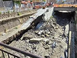Torrente Annunziata, cede ancora sotto le nuove piogge, ma il cantiere &egrave; fermo 