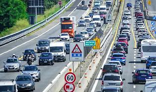 Bollo auto tra garanzie e polemiche, Tajani: &laquo;I soldi ci sono&raquo;; il Codacons contesta i numeri e Renzi sfida Meloni in tv