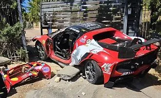 Coppa Nissena, l'auto di una pilota tocca la barriera, finisce contro un portale e tre persone restano ferite