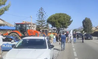 Caro-carburanti, gli agricoltori bloccano l'ingresso di Gela con decine di trattori: &laquo;Siamo alla fame&raquo;