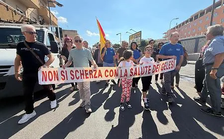 Gela difende il suo ospedale: la manifestazione dopo 62 giorni di gazebo