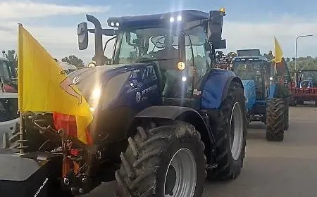 Trenta trattori in colonna a Gela: agricoltori protestano contro il caro carburante
