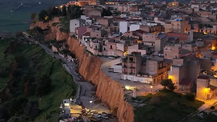 Frana a Sante Croci di Niscemi: il palazzetto Pio La Torre diventa rifugio per gli sfollati