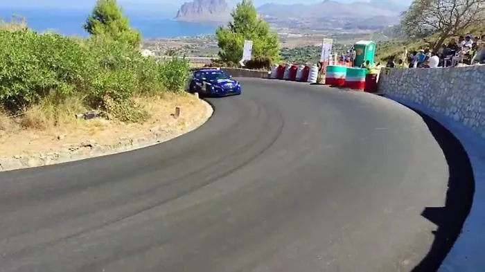 Paura alla cronoscalata del Monte Erice, auto esce fuori strada durante la corsa: due morti, almeno un ferito grave
