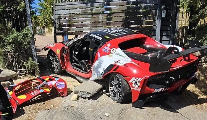 Coppa Nissena, l'auto di una pilota tocca la barriera, finisce contro un portale e tre persone restano ferite