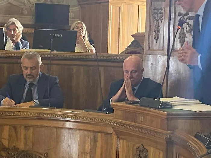 Sanit&agrave; nel Nisseno, &egrave; scontro totale: i sindaci chiedono la testa del manager Asp, Caruso promette nuovi medici