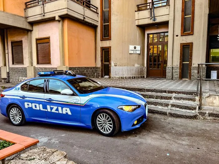 Tenta di rubare da un garage: ventenne di Adrano scappa e la polizia lo riconosce dalla giacca