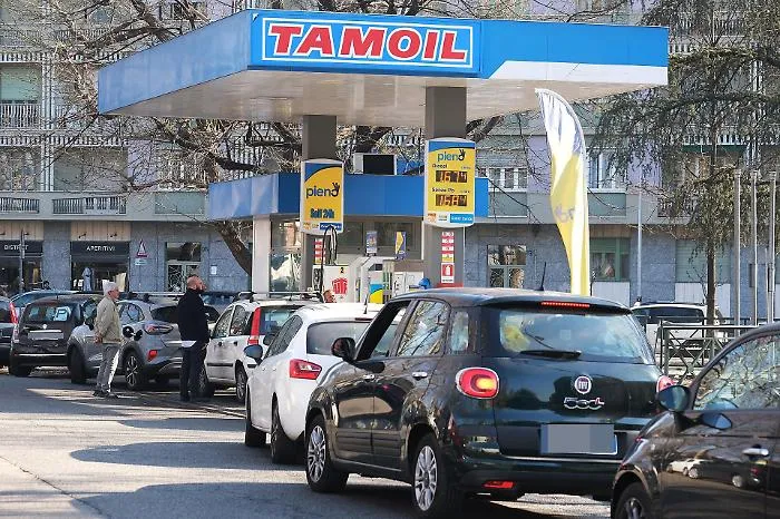 Benzina e diesel, Tamoil taglia i prezzi fino al 31 ottobre: quanto si risparmia davvero? 