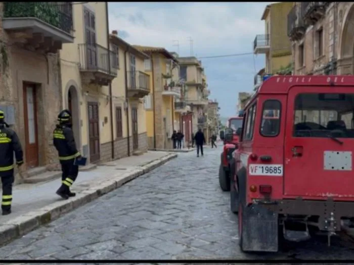 Niscemi, nel centro storico "fantasma" dove dominano le transenne e il silenzio