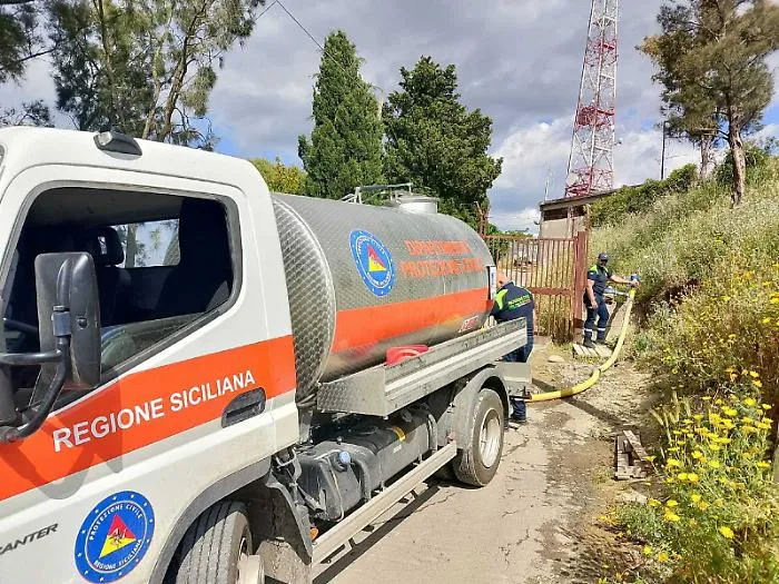 Il carcere resta all&rsquo;asciutto, l&rsquo;acqua portata dalle autobotti