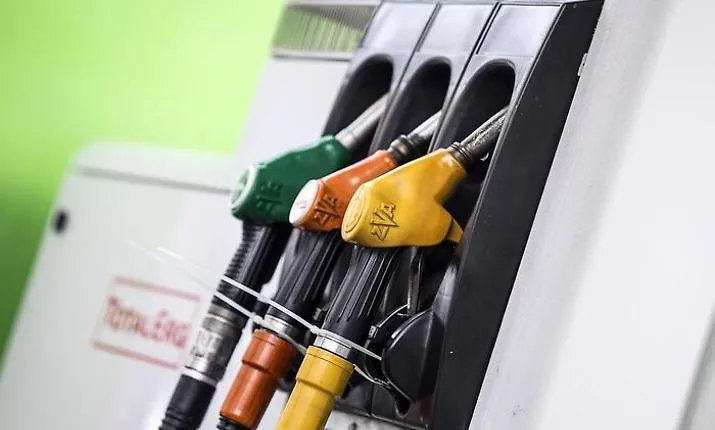 Benzina e gasolio alle stelle: la proposta siciliana per abbassare i costi Il sindaco di Gela lancia il Bonus carburante Sicilia finanziato con le royalties energetiche