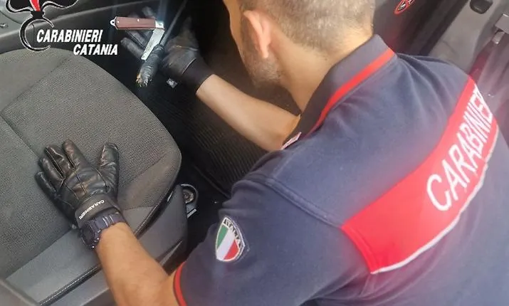 Alba movimentata a Bronte: i carabinieri due ladri trasfertisti. Da Gela fino all'Etna per svaligiare un appartamento